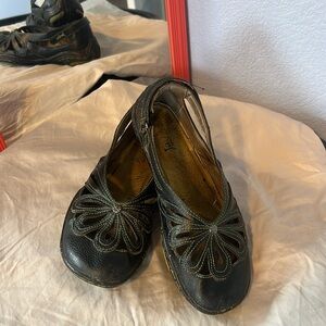 Jambu blush, barefoot sandals, size 7, black with green stitching, gently used